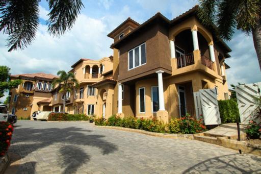 Luxury Penthouse Condo With Pool كينغستون المظهر الخارجي الصورة