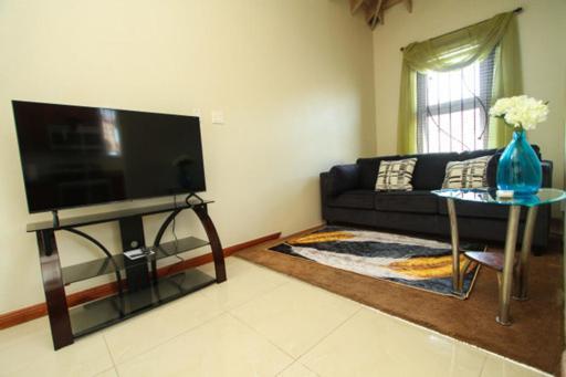 Luxury Penthouse Condo With Pool كينغستون المظهر الخارجي الصورة